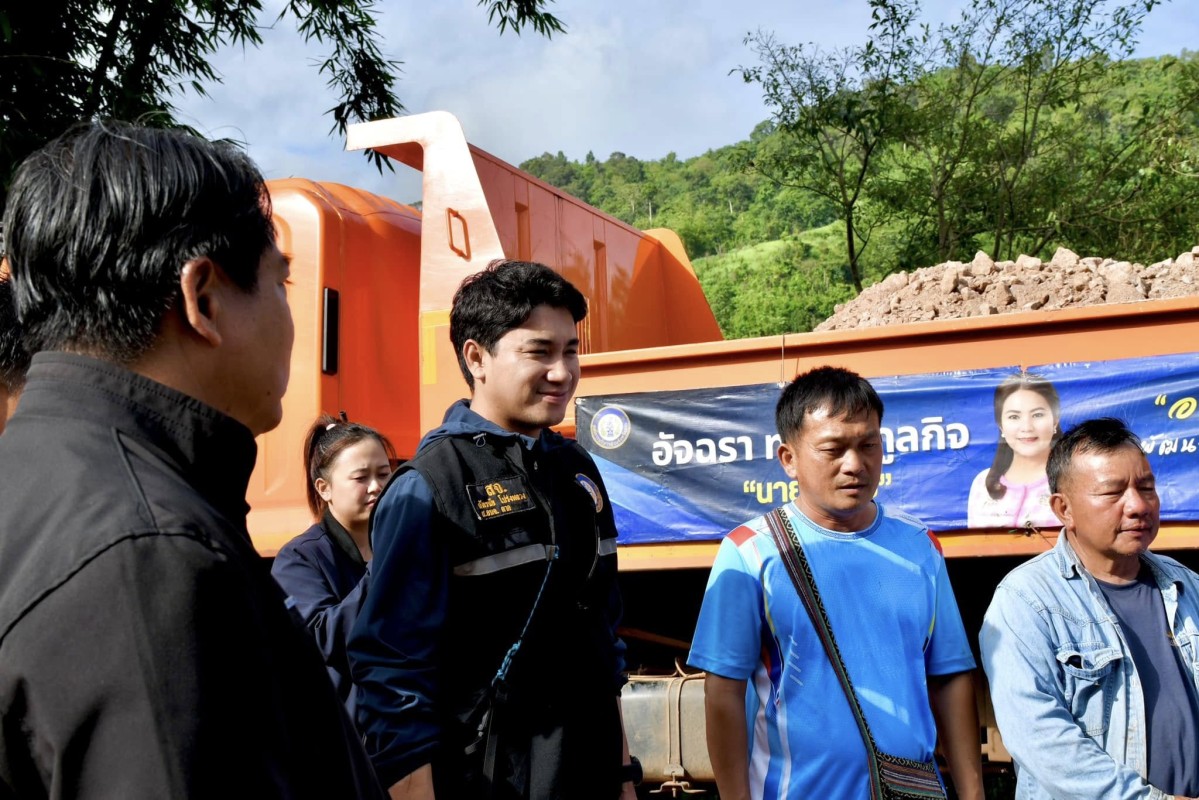 นายกจอย (นายก อบจ.ตาก) สนับสนุนเครื่องจักรกลพร้อมน้ำมันเชื้อเพลิง 86,000 บาท ในพื้นที่ ต.ช่องแคบ อ.พบพระ จ.ตาก 