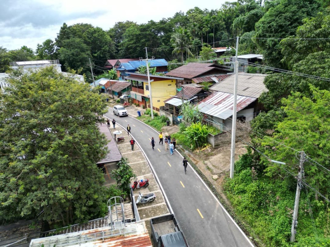 นายกจอย (นายก อบจ.ตาก) ลงพื้นที่ตรวจสอบความเรียบร้อยการดำเนินงานตามโครงการปรับปรุงถนนฯ ในพื้นที่ ต.อุ้มผาง อ.อุ้มผาง