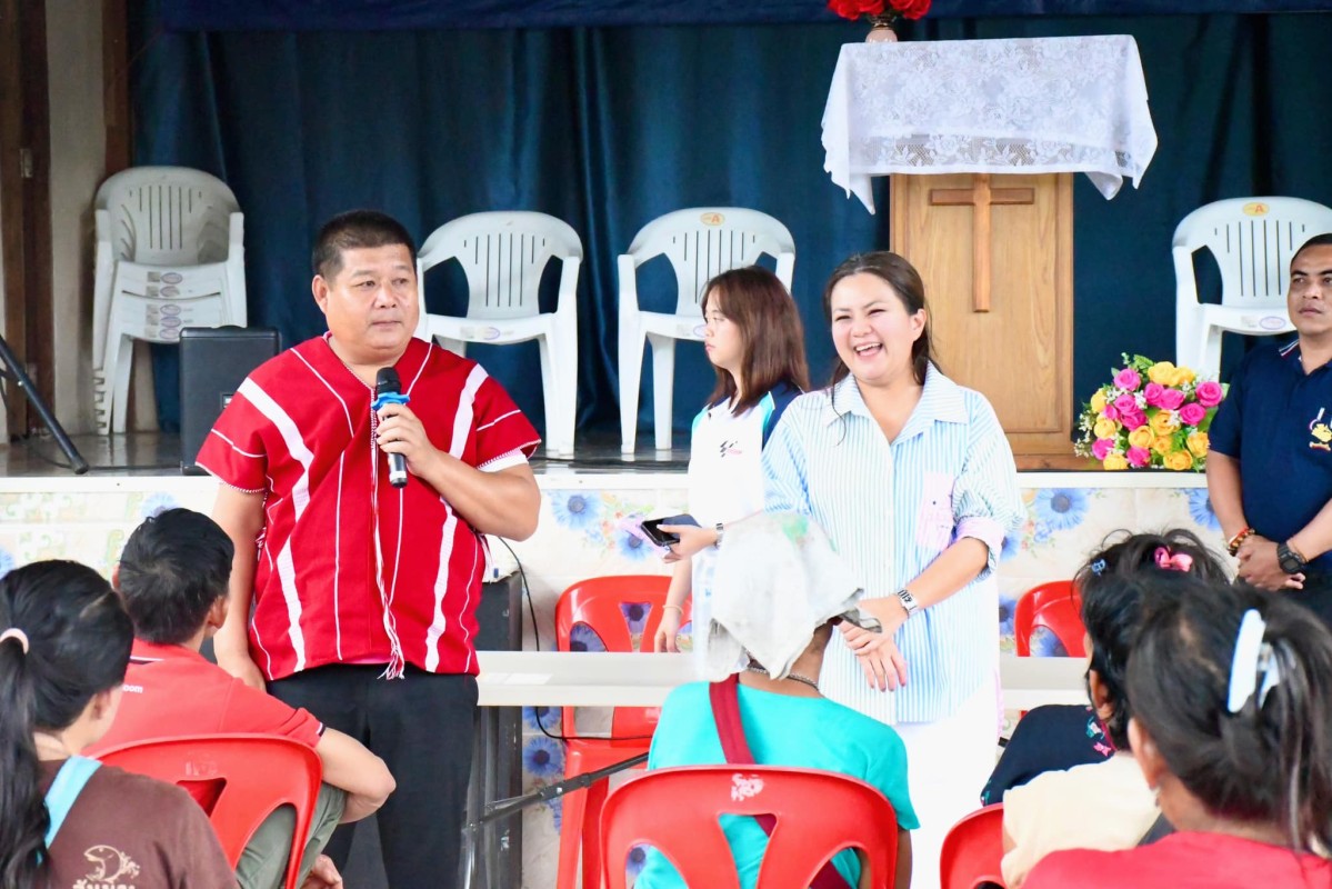 นายกจอย (นายก อบจ.ตาก) สนับสนุนเครื่องจักรกลพร้อมน้ำมันเชื้อเพลิง 270,000 บาท ในพื้นที่ ต.แม่จัน อ.อุ้มผาง จ.ตาก 