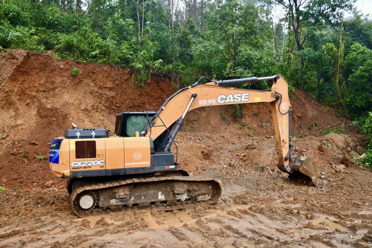 นายกจอย (นายก อบจ.ตาก) สนับสนุนเครื่องจักรกลพร้อมน้ำมันเชื้อเพลิง 270,000 บาท ในพื้นที่ ต.แม่จัน อ.อุ้มผาง จ.ตาก 