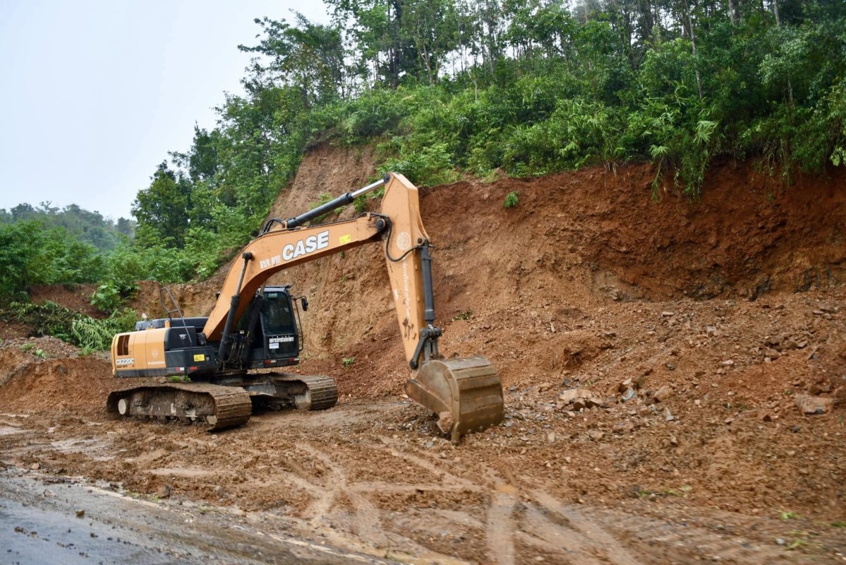 นายกจอย (นายก อบจ.ตาก) สนับสนุนเครื่องจักรกลพร้อมน้ำมันเชื้อเพลิง 270,000 บาท ในพื้นที่ ต.แม่จัน อ.อุ้มผาง จ.ตาก 