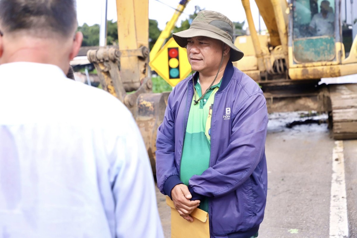 นายก อบจ.ตาก (นายกจอย) สนับสนุนเครื่องจักรพร้อมน้ำมันเชื้อเพลิง งบประมาณ 18,000 บาท งานขุดร่องน้ำบริเวณสระบัว ถนนสายเอเชีย เทศบาลนครแม่สอด และลงพื้นที่ตรวจการทำงานของเครื่องจักรด้วยตนเอง 