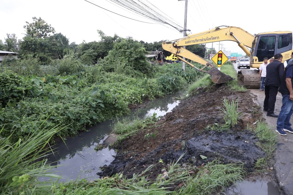 นายก อบจ.ตาก (นายกจอย) สนับสนุนเครื่องจักรพร้อมน้ำมันเชื้อเพลิง งบประมาณ 18,000 บาท งานขุดร่องน้ำบริเวณสระบัว ถนนสายเอเชีย เทศบาลนครแม่สอด และลงพื้นที่ตรวจการทำงานของเครื่องจักรด้วยตนเอง 