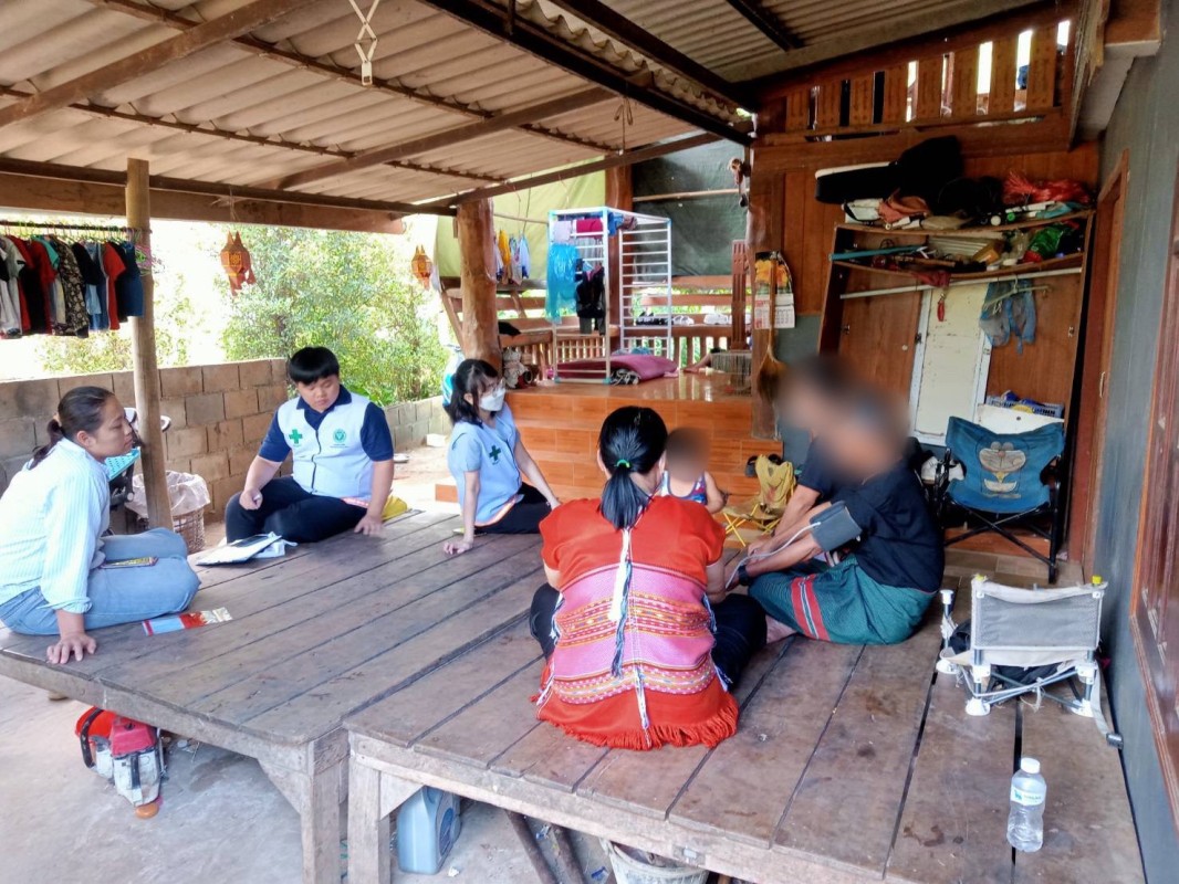 18 กรกฎาคม 2568 นางเสาร์แก้ว อ่วมพิทยา เจ้าพนักงานสาธารณสุข รพ.สต.บ้านสันป่าไร่ ร่วมกับเจ้าหน้าที่ รพ.แม่ระมาด เยี่ยมบ้านผู้ที่ทำร้ายตนเองแต่ไม่สำเร็จ จำนวน 2 รายและผู้ป่วยจิตเวช จำนวน 1 ราย เพื่อให้คำแนะนำ ปรึกษา ให้กำลังใจและให้ความช่วยเหลือเบื้องต้น