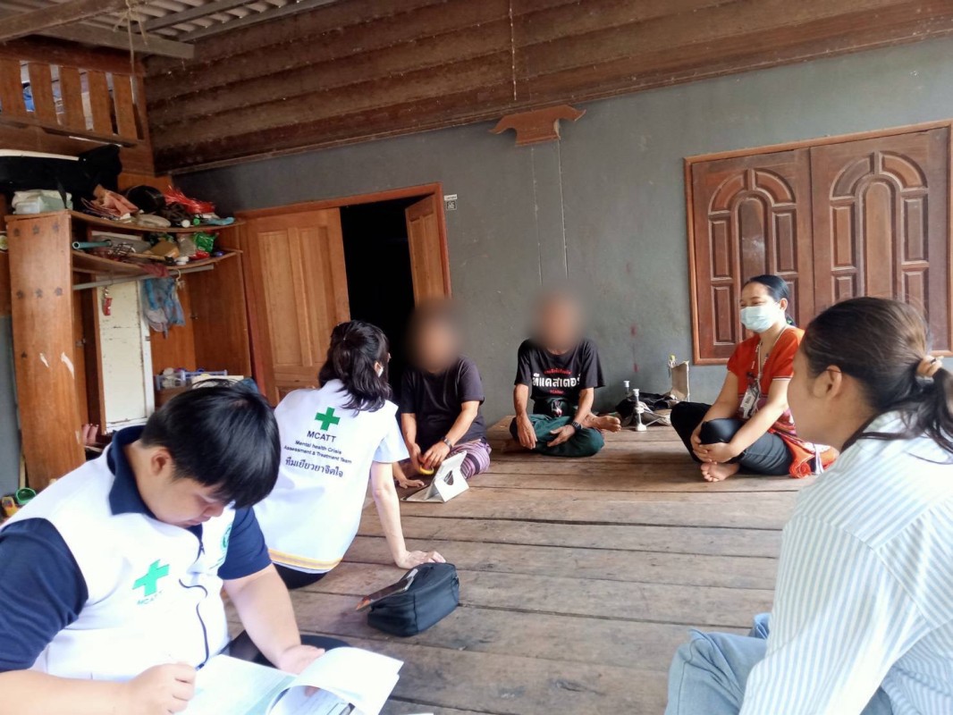 18 กรกฎาคม 2568 นางเสาร์แก้ว อ่วมพิทยา เจ้าพนักงานสาธารณสุข รพ.สต.บ้านสันป่าไร่ ร่วมกับเจ้าหน้าที่ รพ.แม่ระมาด เยี่ยมบ้านผู้ที่ทำร้ายตนเองแต่ไม่สำเร็จ จำนวน 2 รายและผู้ป่วยจิตเวช จำนวน 1 ราย เพื่อให้คำแนะนำ ปรึกษา ให้กำลังใจและให้ความช่วยเหลือเบื้องต้น