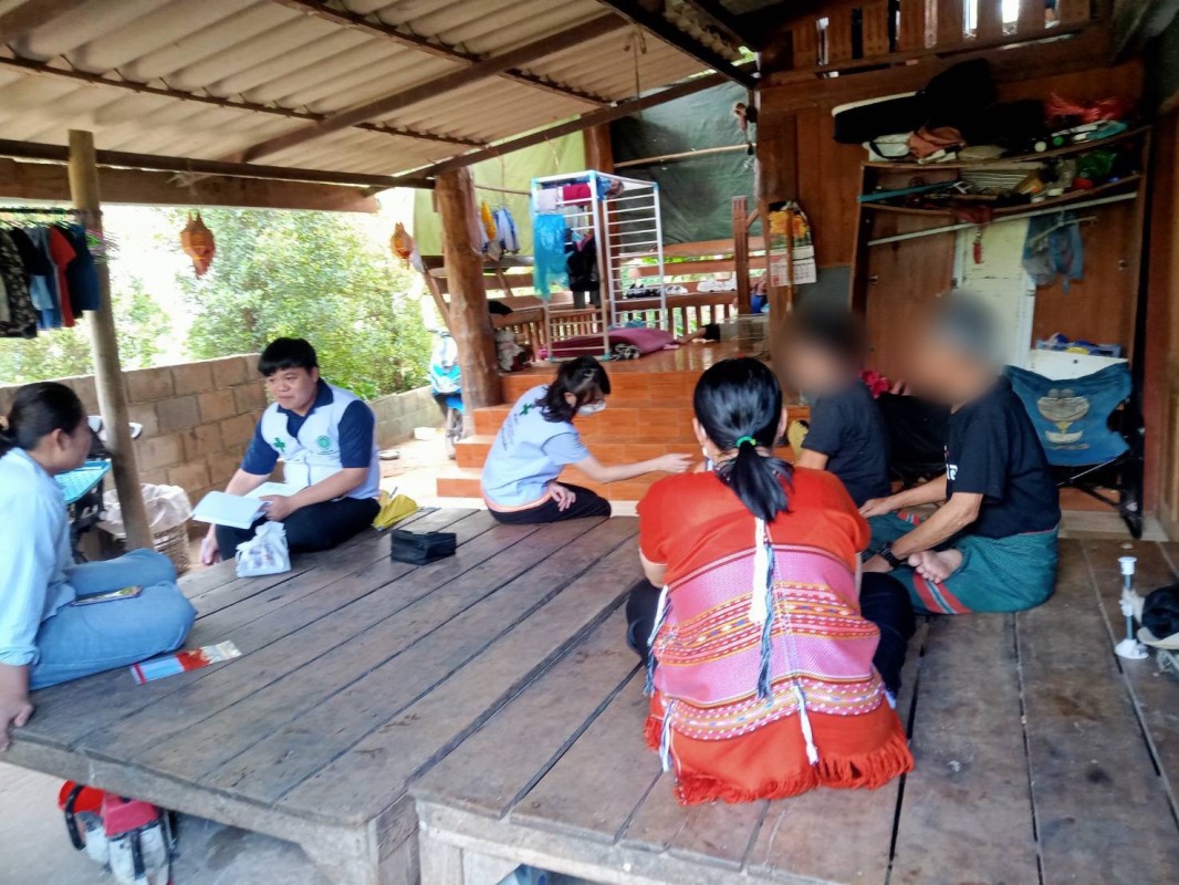 18 กรกฎาคม 2568 นางเสาร์แก้ว อ่วมพิทยา เจ้าพนักงานสาธารณสุข รพ.สต.บ้านสันป่าไร่ ร่วมกับเจ้าหน้าที่ รพ.แม่ระมาด เยี่ยมบ้านผู้ที่ทำร้ายตนเองแต่ไม่สำเร็จ จำนวน 2 รายและผู้ป่วยจิตเวช จำนวน 1 ราย เพื่อให้คำแนะนำ ปรึกษา ให้กำลังใจและให้ความช่วยเหลือเบื้องต้น