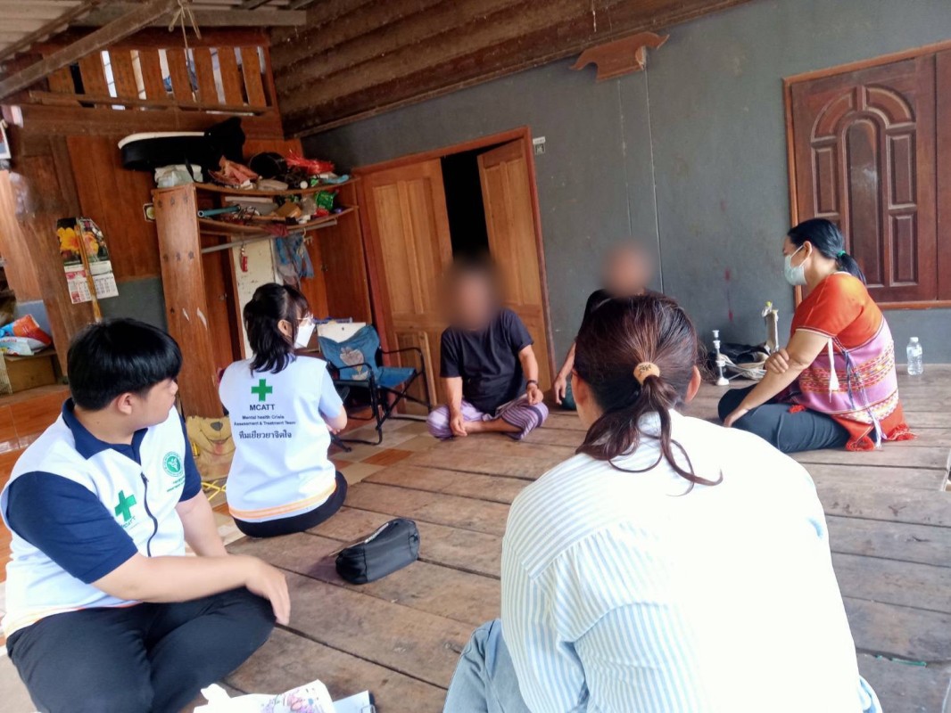 18 กรกฎาคม 2568 นางเสาร์แก้ว อ่วมพิทยา เจ้าพนักงานสาธารณสุข รพ.สต.บ้านสันป่าไร่ ร่วมกับเจ้าหน้าที่ รพ.แม่ระมาด เยี่ยมบ้านผู้ที่ทำร้ายตนเองแต่ไม่สำเร็จ จำนวน 2 รายและผู้ป่วยจิตเวช จำนวน 1 ราย เพื่อให้คำแนะนำ ปรึกษา ให้กำลังใจและให้ความช่วยเหลือเบื้องต้น