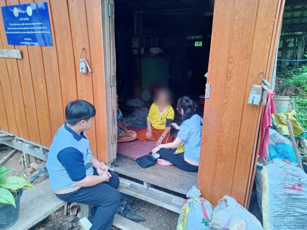 18 กรกฎาคม 2568 นางเสาร์แก้ว อ่วมพิทยา เจ้าพนักงานสาธารณสุข รพ.สต.บ้านสันป่าไร่ ร่วมกับเจ้าหน้าที่ รพ.แม่ระมาด เยี่ยมบ้านผู้ที่ทำร้ายตนเองแต่ไม่สำเร็จ จำนวน 2 รายและผู้ป่วยจิตเวช จำนวน 1 ราย เพื่อให้คำแนะนำ ปรึกษา ให้กำลังใจและให้ความช่วยเหลือเบื้องต้น