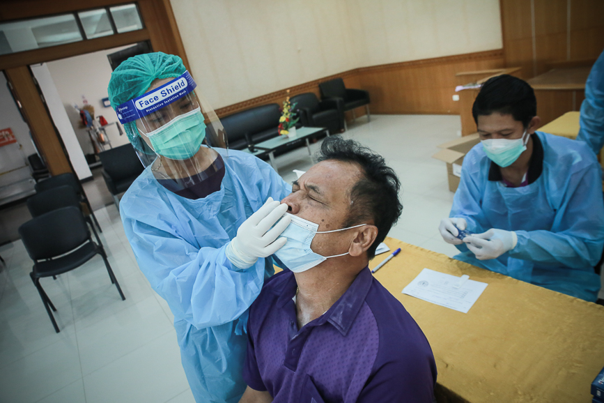 อบจ.ตาก ตรวจคัดกรองด้วยชุดตรวจ Atigen Test Kid (ATK) ให้แก่บุคลากรในสังกัด ตามนโยบาย นายก อบจ.ตาก เพื่อป้องกันการแพร่ระบาดของโรค covid-19