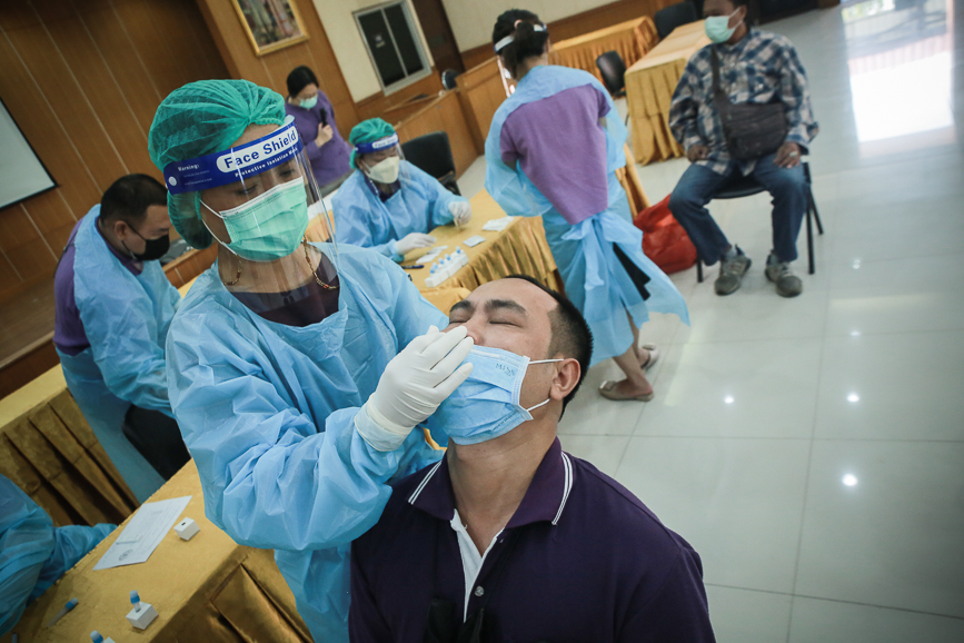 อบจ.ตาก ตรวจคัดกรองด้วยชุดตรวจ Atigen Test Kid (ATK) ให้แก่บุคลากรในสังกัด ตามนโยบาย นายก อบจ.ตาก เพื่อป้องกันการแพร่ระบาดของโรค covid-19