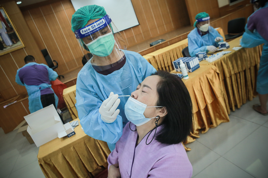 อบจ.ตาก ตรวจคัดกรองด้วยชุดตรวจ Atigen Test Kid (ATK) ให้แก่บุคลากรในสังกัด ตามนโยบาย นายก อบจ.ตาก เพื่อป้องกันการแพร่ระบาดของโรค covid-19