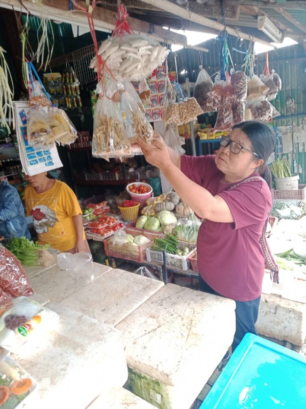 18-19 กรกฎาคม 2568 รพ.สต.บ้านสันป่าไร่ ร่วมกับเครือข่ายคุ้มครองผู้บริโภคตำบลพระธาตุ ออกตรวจร้านขายของชำ จำนวน 36 ร้าน พบว่ามีการจำหน่ายยาที่ห้ามจำหน่าย สินค้าหมดอายุและเครื่องสำอางที่ห้ามจำหน่าย ได้มีการให้ความรู้ เกี่ยวกับการดูวันหมดอายุ ดูเครื่องหมายอย.