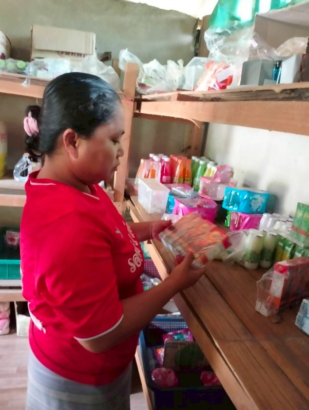 18-19 กรกฎาคม 2568 รพ.สต.บ้านสันป่าไร่ ร่วมกับเครือข่ายคุ้มครองผู้บริโภคตำบลพระธาตุ ออกตรวจร้านขายของชำ จำนวน 36 ร้าน พบว่ามีการจำหน่ายยาที่ห้ามจำหน่าย สินค้าหมดอายุและเครื่องสำอางที่ห้ามจำหน่าย ได้มีการให้ความรู้ เกี่ยวกับการดูวันหมดอายุ ดูเครื่องหมายอย.