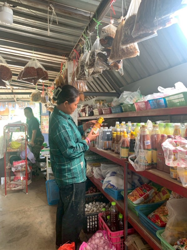 18-19 กรกฎาคม 2568 รพ.สต.บ้านสันป่าไร่ ร่วมกับเครือข่ายคุ้มครองผู้บริโภคตำบลพระธาตุ ออกตรวจร้านขายของชำ จำนวน 36 ร้าน พบว่ามีการจำหน่ายยาที่ห้ามจำหน่าย สินค้าหมดอายุและเครื่องสำอางที่ห้ามจำหน่าย ได้มีการให้ความรู้ เกี่ยวกับการดูวันหมดอายุ ดูเครื่องหมายอย.