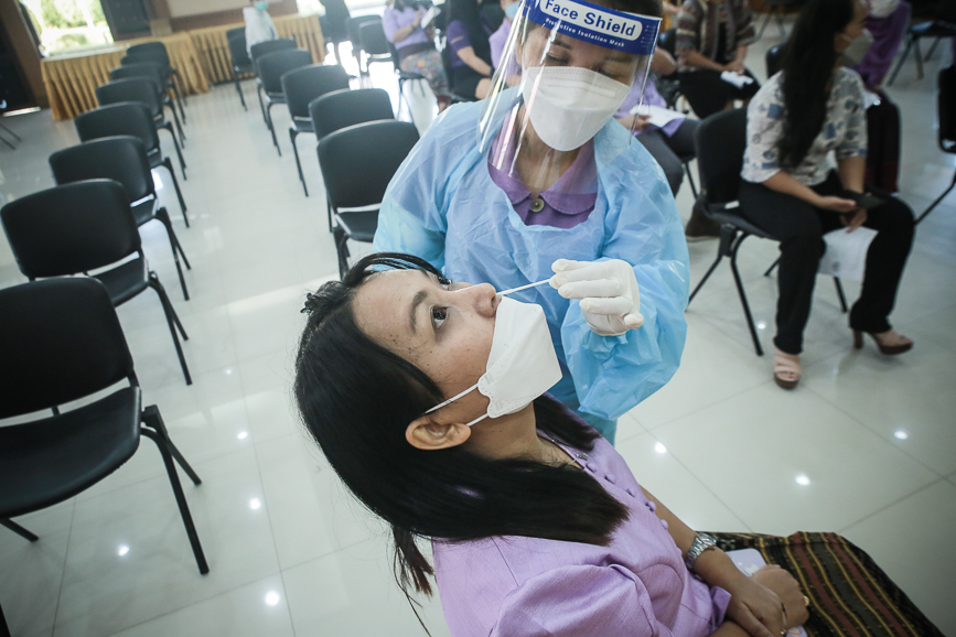 อบจ.ตาก ตรวจคัดกรองด้วยชุดตรวจ Atigen Test Kid (ATK) ให้แก่บุคลากรในสังกัด ตามนโยบาย นายก อบจ.ตาก เพื่อป้องกันการแพร่ระบาดของโรค covid-19