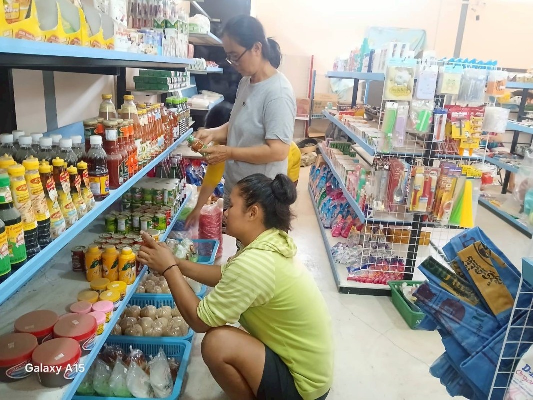 18-19 กรกฎาคม 2568 รพ.สต.บ้านสันป่าไร่ ร่วมกับเครือข่ายคุ้มครองผู้บริโภคตำบลพระธาตุ ออกตรวจร้านขายของชำ จำนวน 36 ร้าน พบว่ามีการจำหน่ายยาที่ห้ามจำหน่าย สินค้าหมดอายุและเครื่องสำอางที่ห้ามจำหน่าย ได้มีการให้ความรู้ เกี่ยวกับการดูวันหมดอายุ ดูเครื่องหมายอย.