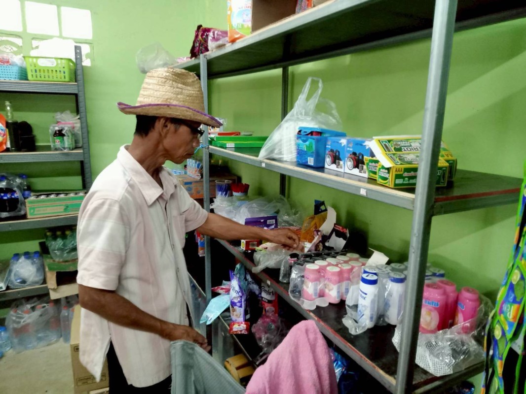 18-19 กรกฎาคม 2568 รพ.สต.บ้านสันป่าไร่ ร่วมกับเครือข่ายคุ้มครองผู้บริโภคตำบลพระธาตุ ออกตรวจร้านขายของชำ จำนวน 36 ร้าน พบว่ามีการจำหน่ายยาที่ห้ามจำหน่าย สินค้าหมดอายุและเครื่องสำอางที่ห้ามจำหน่าย ได้มีการให้ความรู้ เกี่ยวกับการดูวันหมดอายุ ดูเครื่องหมายอย.