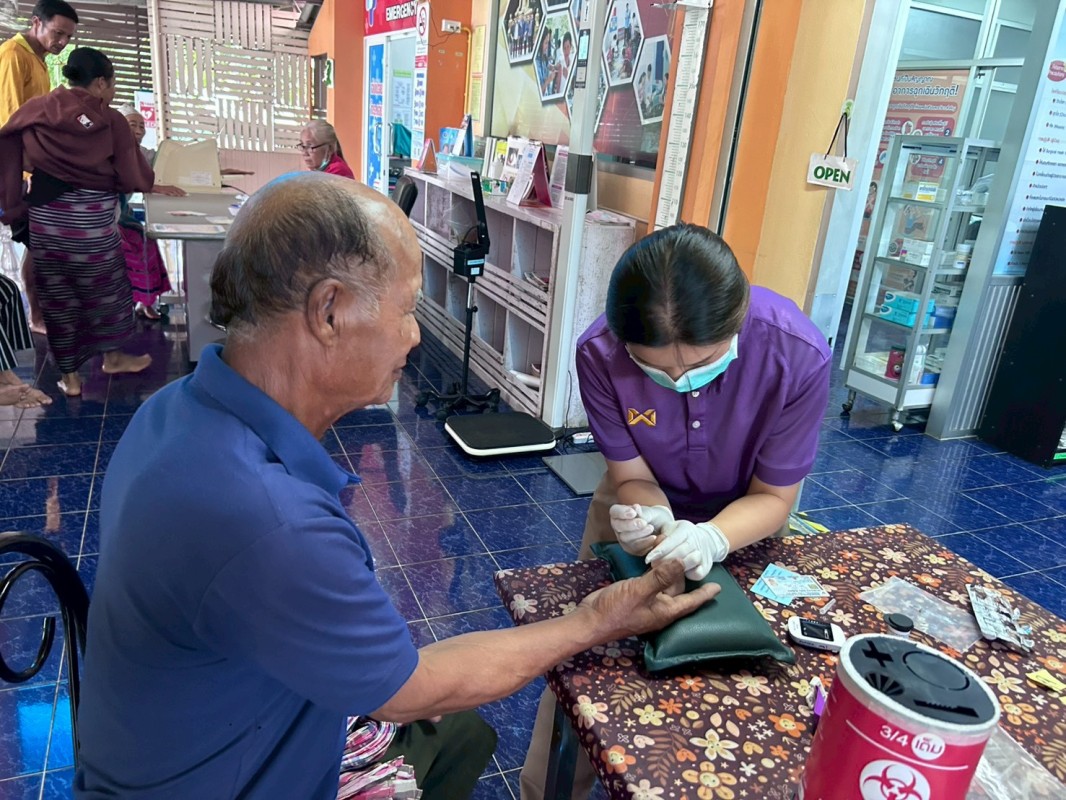 22 ก.ค.68 รพ.สต.บ้านสันป่าไร่ ให้บริการ เจาะเลือด , วัดความดันโลหิต ผู้ป่วยโรคเบาหวาน (NCD กลุ่ม 1 ) จำนวน 22 ราย