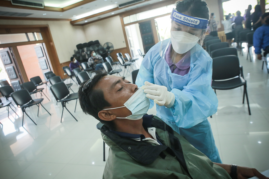 อบจ.ตาก ตรวจคัดกรองด้วยชุดตรวจ Atigen Test Kid (ATK) ให้แก่บุคลากรในสังกัด ตามนโยบาย นายก อบจ.ตาก เพื่อป้องกันการแพร่ระบาดของโรค covid-19