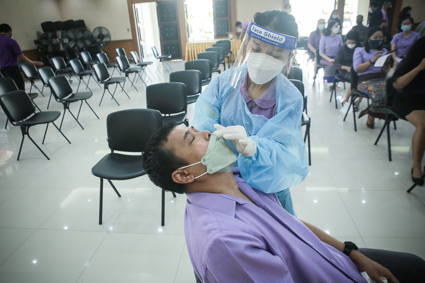 อบจ.ตาก ตรวจคัดกรองด้วยชุดตรวจ Atigen Test Kid (ATK) ให้แก่บุคลากรในสังกัด ตามนโยบาย นายก อบจ.ตาก เพื่อป้องกันการแพร่ระบาดของโรค covid-19