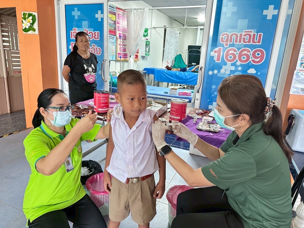 23 ก.ค.68 รพ.สต.บ้านสันป่าไร่ ฉีดวัคซีนให้แก่นักเรียน ชั้น ป.1 และ ป.2 ปีการศึกษา 2568 (ที่ไม่มีประวัติการได้รับวัคซีน/มีประวัติได้รับวัคซีนไม่ครบตามเกณฑ์) ครั้งที่ 1 จำนวน 4 ร.ร. 28 ราย