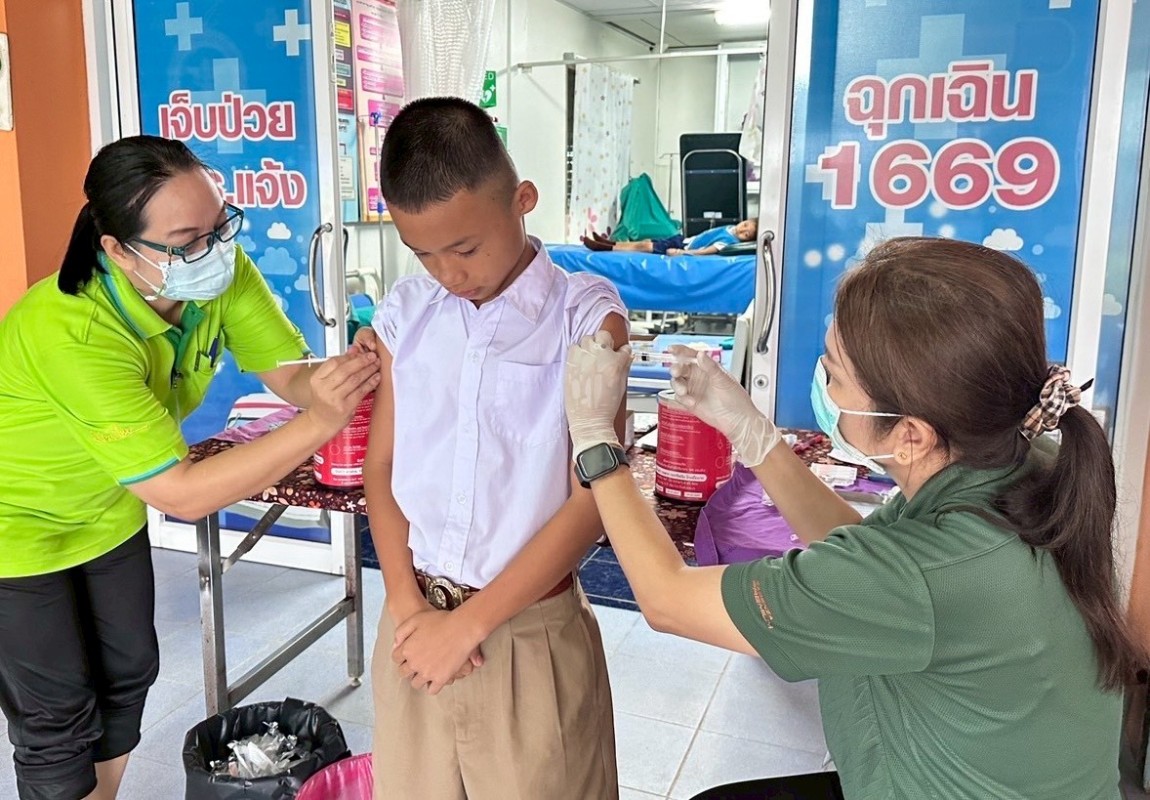 23 ก.ค.68 รพ.สต.บ้านสันป่าไร่ ฉีดวัคซีนให้แก่นักเรียน ชั้น ป.1 และ ป.2 ปีการศึกษา 2568 (ที่ไม่มีประวัติการได้รับวัคซีน/มีประวัติได้รับวัคซีนไม่ครบตามเกณฑ์) ครั้งที่ 1 จำนวน 4 ร.ร. 28 ราย