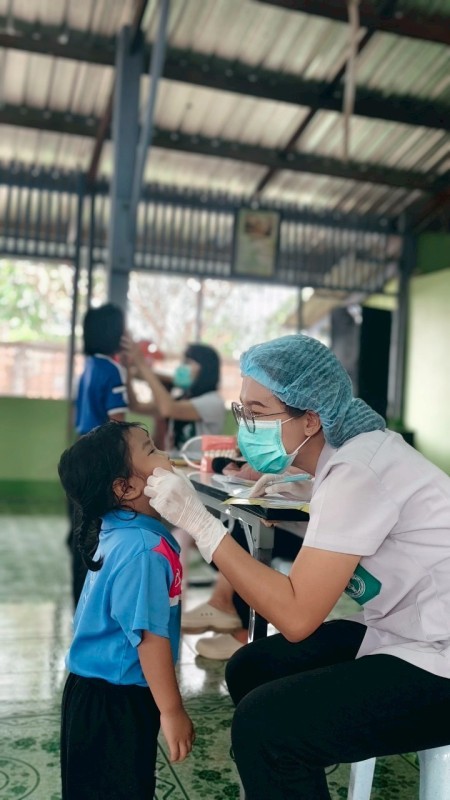 15 กรกฎาคม 2568 น.ส.พนิดา ตลับทอง จพง.ทันตสาธารณสุขปฏิบัติงาน พร้อมด้วยน.ส.โสภา วรนารถวิชัย ผู้ช่วยทันตกรรม ร่วมกับจนท.รพ.แม่ระมาด จัดกิจกรรมโครงการอบรมเชิงปฎิบัติการ ฟันสะอาด เหงือกแข็งแรง เพื่อถวายเป็นพระราชกุศลเนื่องในวันเสด็จสวรรคตของสมเด็จพระศรีนคริน