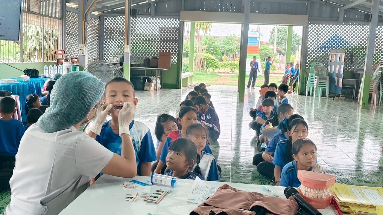 15 กรกฎาคม 2568 น.ส.พนิดา ตลับทอง จพง.ทันตสาธารณสุขปฏิบัติงาน พร้อมด้วยน.ส.โสภา วรนารถวิชัย ผู้ช่วยทันตกรรม ร่วมกับจนท.รพ.แม่ระมาด จัดกิจกรรมโครงการอบรมเชิงปฎิบัติการ ฟันสะอาด เหงือกแข็งแรง เพื่อถวายเป็นพระราชกุศลเนื่องในวันเสด็จสวรรคตของสมเด็จพระศรีนคริน