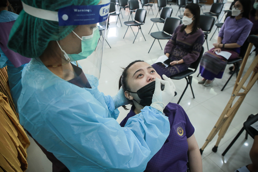 อบจ.ตาก ตรวจคัดกรองด้วยชุดตรวจ Atigen Test Kid (ATK) ให้แก่บุคลากรในสังกัด ตามนโยบาย นายก อบจ.ตาก เพื่อป้องกันการแพร่ระบาดของโรค covid-19