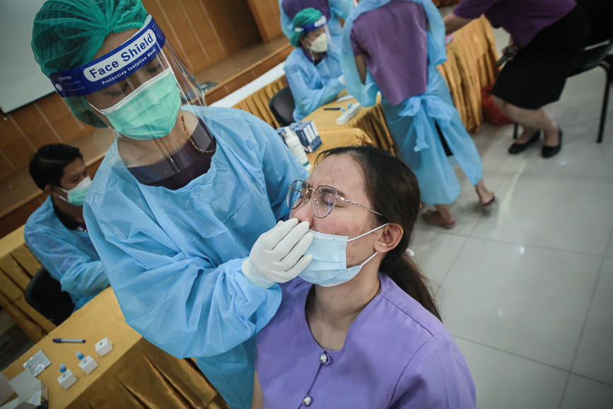 อบจ.ตาก ตรวจคัดกรองด้วยชุดตรวจ Atigen Test Kid (ATK) ให้แก่บุคลากรในสังกัด ตามนโยบาย นายก อบจ.ตาก เพื่อป้องกันการแพร่ระบาดของโรค covid-19