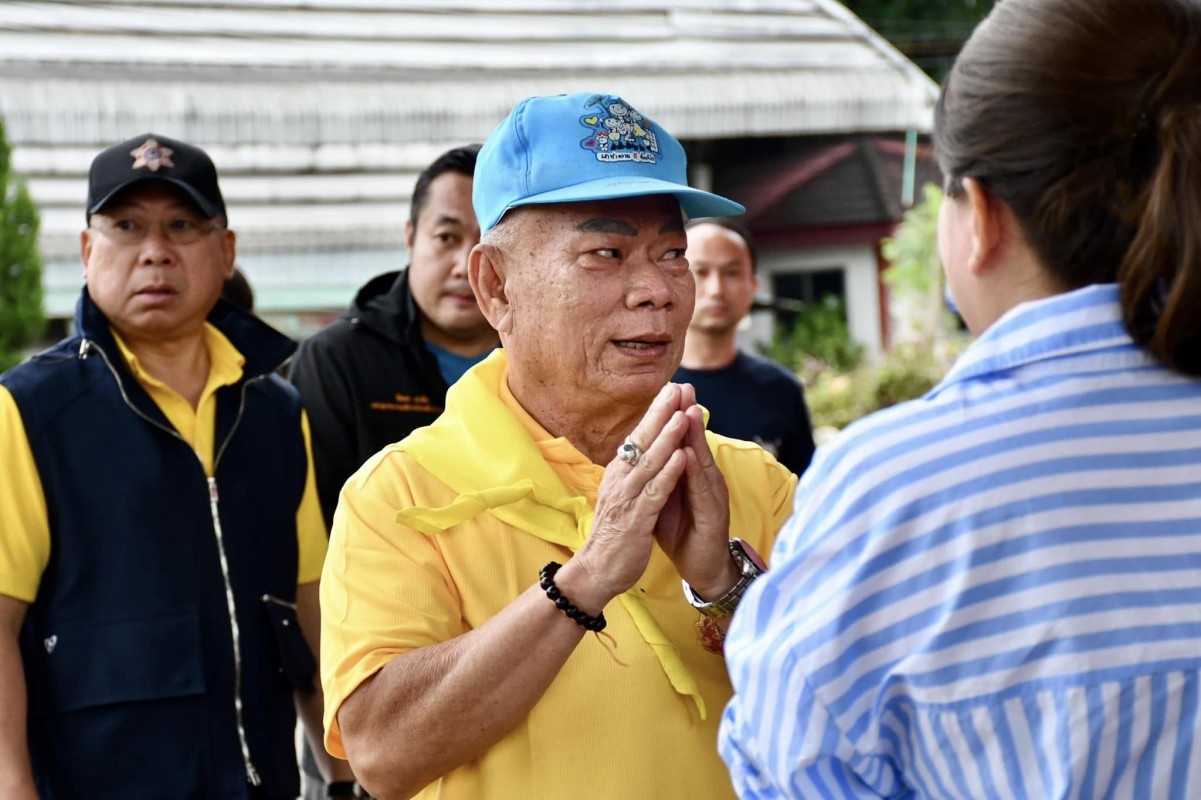 นายกจอย นำทีม ป้องกันและบรรเทาสาธารณภัย อบจ.ตาก ร่วมทำความสะอาดตลาดริมเมยหลังน้ำลด 