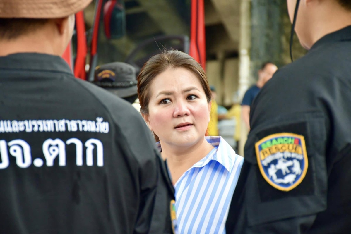 นายกจอย นำทีม ป้องกันและบรรเทาสาธารณภัย อบจ.ตาก ร่วมทำความสะอาดตลาดริมเมยหลังน้ำลด 