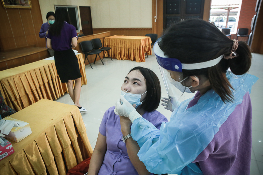 อบจ.ตาก ตรวจคัดกรองด้วยชุดตรวจ Atigen Test Kid (ATK) ให้แก่บุคลากรในสังกัด ตามนโยบาย นายก อบจ.ตาก เพื่อป้องกันการแพร่ระบาดของโรค covid-19