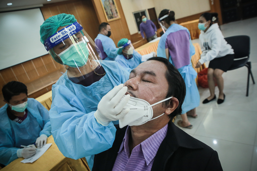 อบจ.ตาก ตรวจคัดกรองด้วยชุดตรวจ Atigen Test Kid (ATK) ให้แก่บุคลากรในสังกัด ตามนโยบาย นายก อบจ.ตาก เพื่อป้องกันการแพร่ระบาดของโรค covid-19