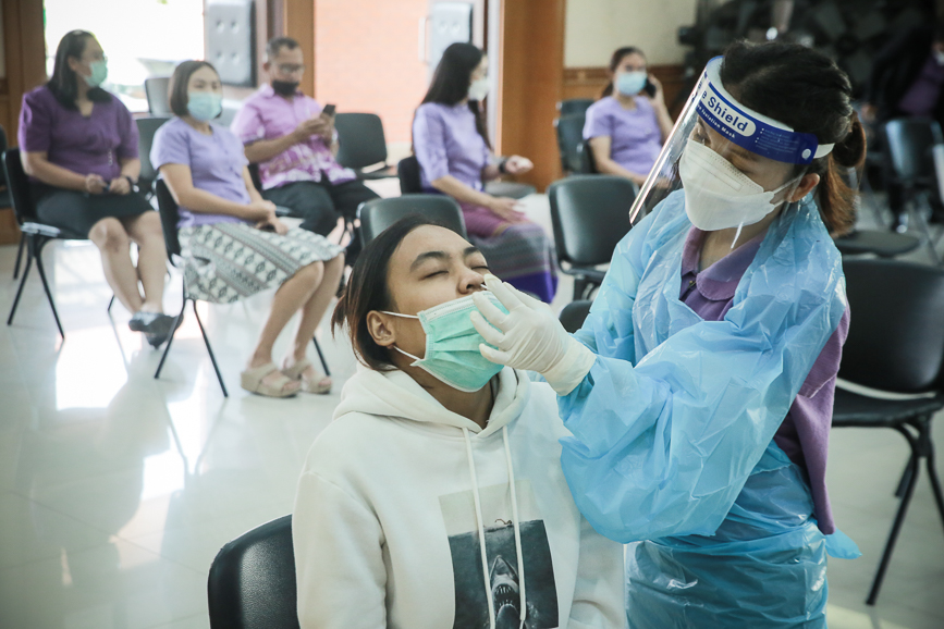 อบจ.ตาก ตรวจคัดกรองด้วยชุดตรวจ Atigen Test Kid (ATK) ให้แก่บุคลากรในสังกัด ตามนโยบาย นายก อบจ.ตาก เพื่อป้องกันการแพร่ระบาดของโรค covid-19