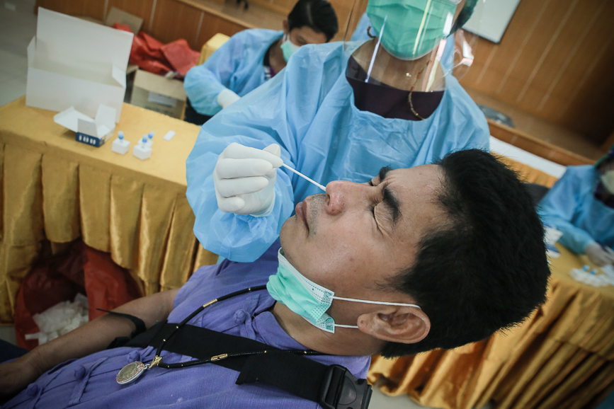 อบจ.ตาก ตรวจคัดกรองด้วยชุดตรวจ Atigen Test Kid (ATK) ให้แก่บุคลากรในสังกัด ตามนโยบาย นายก อบจ.ตาก เพื่อป้องกันการแพร่ระบาดของโรค covid-19