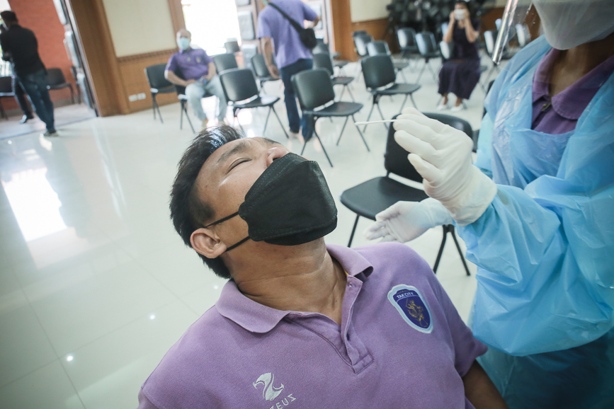 อบจ.ตาก ตรวจคัดกรองด้วยชุดตรวจ Atigen Test Kid (ATK) ให้แก่บุคลากรในสังกัด ตามนโยบาย นายก อบจ.ตาก เพื่อป้องกันการแพร่ระบาดของโรค covid-19