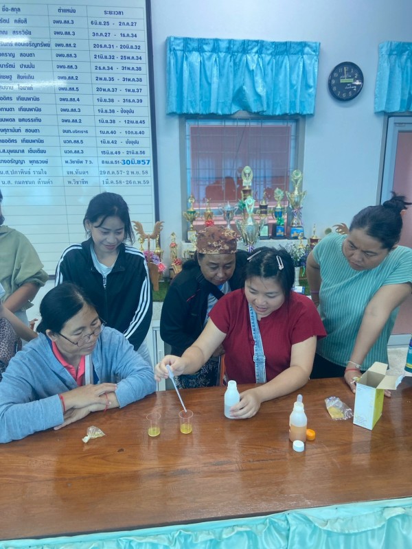 3 สิงหาคม 2568 นายอดิศร เทียนพานิช ผอ.รพ.บ้านสันป่าไร่ ร่วมกับ อสม.นักวิทยาศาสตร์การแพทย์ชุมชนและ อสม. หมู่ที่2 บ้านตีนธาตุ ตรวจสารปนเปื้อนในอาหารสด จำนวน 5 ร้าน 