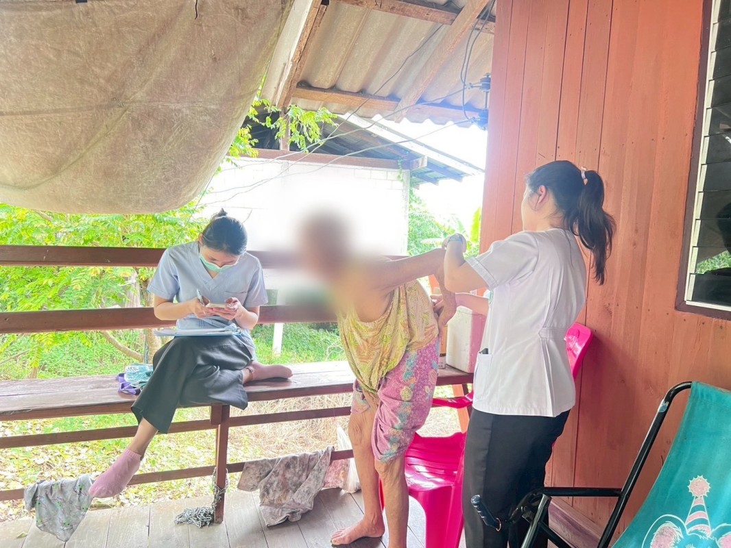 31 กรกฎาคม 2568 น.ส.วาสนา กึกก้องโลกา พยาบาลวิชาชีพปฎิบัติการ รพ.สต.บ้านสันป่าไร่ ร่วมกับ จนท.รพ.แม่ระมาด ออกเยี่ยมบ้านผู้สูงอายุ จำนวน 1 รายและผู้ป่วยโรคมะเร็งปอด จำนวน 1 ราย เพื่อติดตามให้ความรู้ คำแนะนำ คำปรึกษา พร้อมทั้งให้กำลังใจแก่ผู้สูงอายุ/ผู้ป่วย