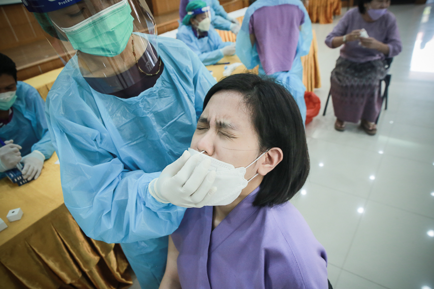 อบจ.ตาก ตรวจคัดกรองด้วยชุดตรวจ Atigen Test Kid (ATK) ให้แก่บุคลากรในสังกัด ตามนโยบาย นายก อบจ.ตาก เพื่อป้องกันการแพร่ระบาดของโรค covid-19