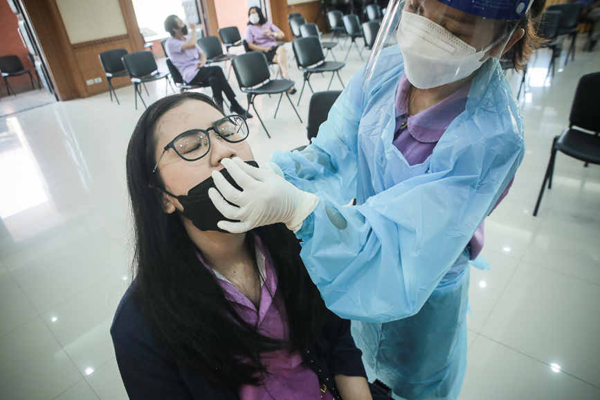 อบจ.ตาก ตรวจคัดกรองด้วยชุดตรวจ Atigen Test Kid (ATK) ให้แก่บุคลากรในสังกัด ตามนโยบาย นายก อบจ.ตาก เพื่อป้องกันการแพร่ระบาดของโรค covid-19