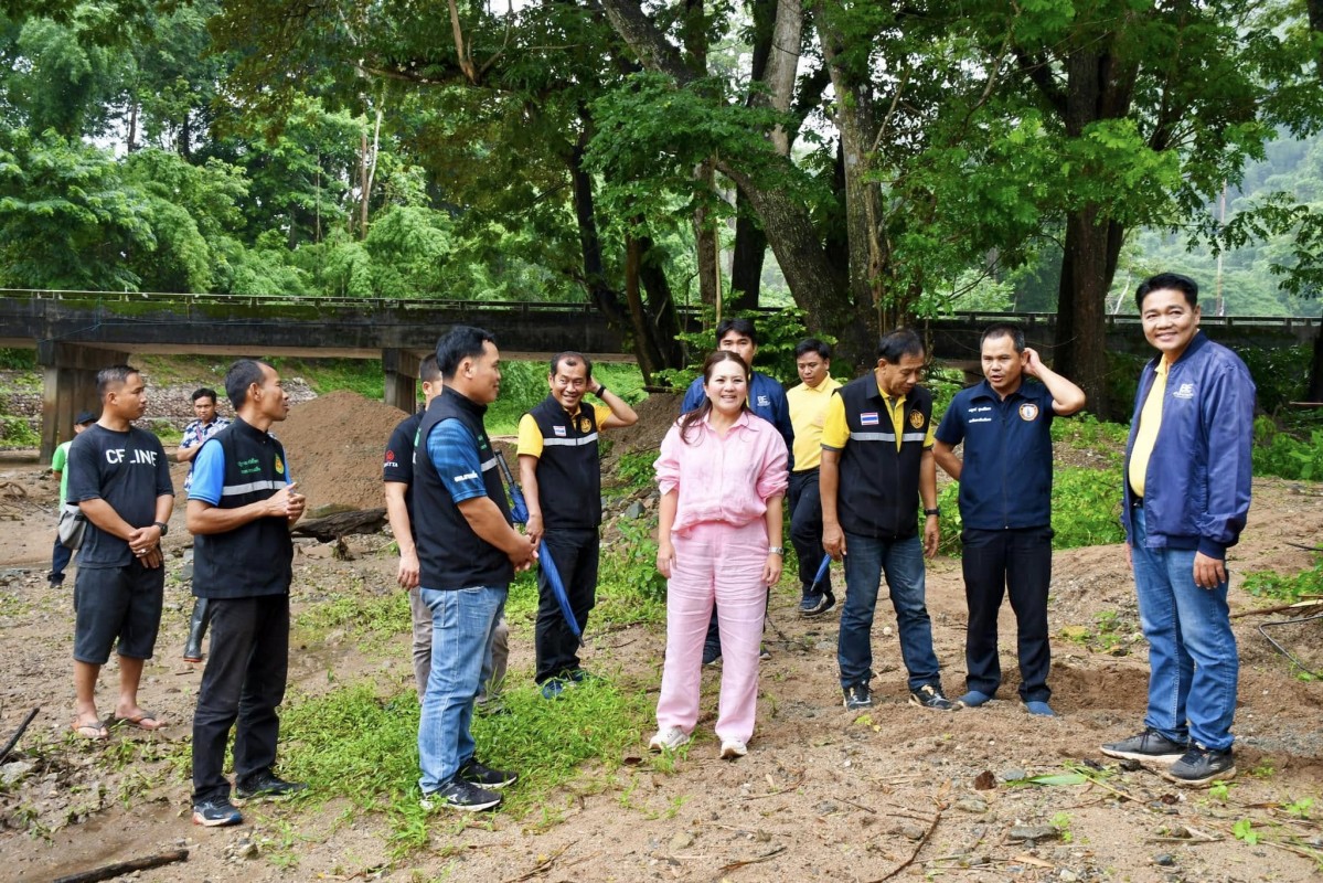 นายกจอย (นายก อบจ.ตาก) สนับสนุนเครื่องจักรกลพร้อมน้ำมันเชื้อเพลิง 65,000 บาท ในพื้นที่ ต.สามหมื่น 