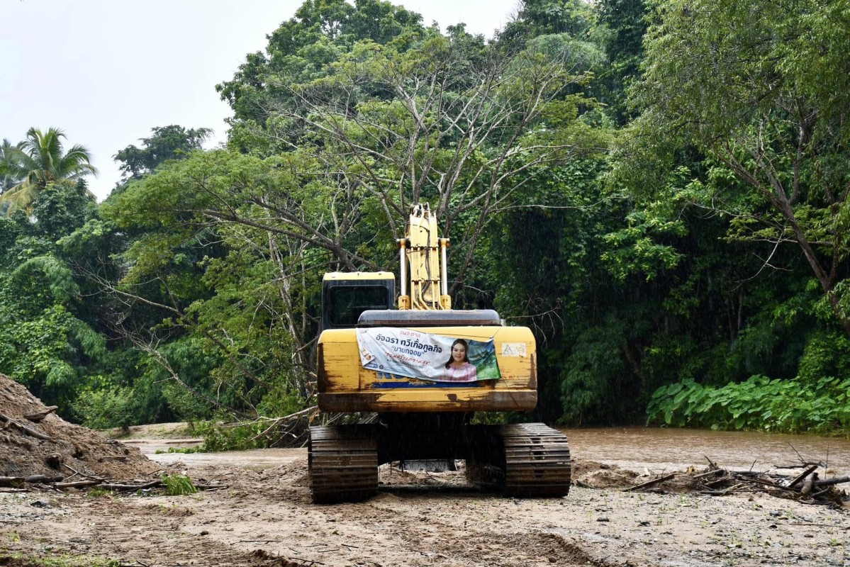 นายกจอย (นายก อบจ.ตาก) สนับสนุนเครื่องจักรกลพร้อมน้ำมันเชื้อเพลิง 65,000 บาท ในพื้นที่ ต.สามหมื่น 