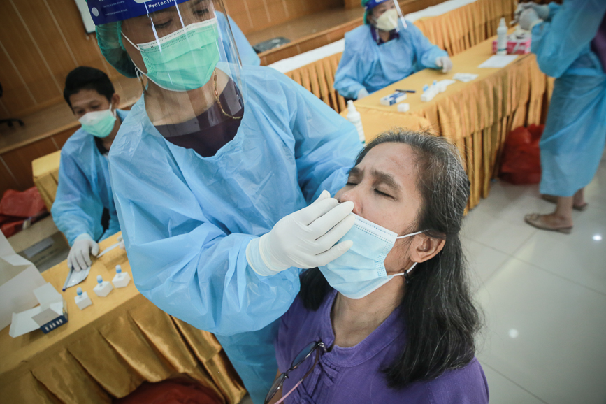 อบจ.ตาก ตรวจคัดกรองด้วยชุดตรวจ Atigen Test Kid (ATK) ให้แก่บุคลากรในสังกัด ตามนโยบาย นายก อบจ.ตาก เพื่อป้องกันการแพร่ระบาดของโรค covid-19