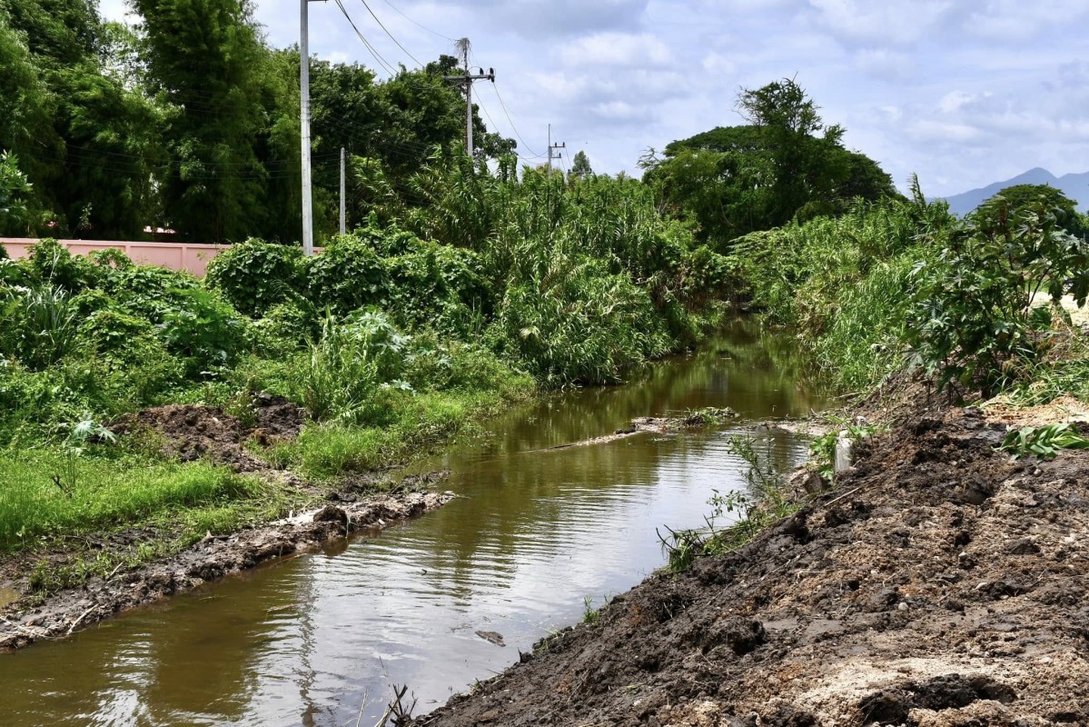 นายกจอย (นายก อบจ.ตาก) สนับสนุนเครื่องจักรกลพร้อมน้ำมันเชื้อเพลิง 105,000 บาท ในพื้นที่ ต.ทุ่งกระเชาะ อ.บ้านตาก 