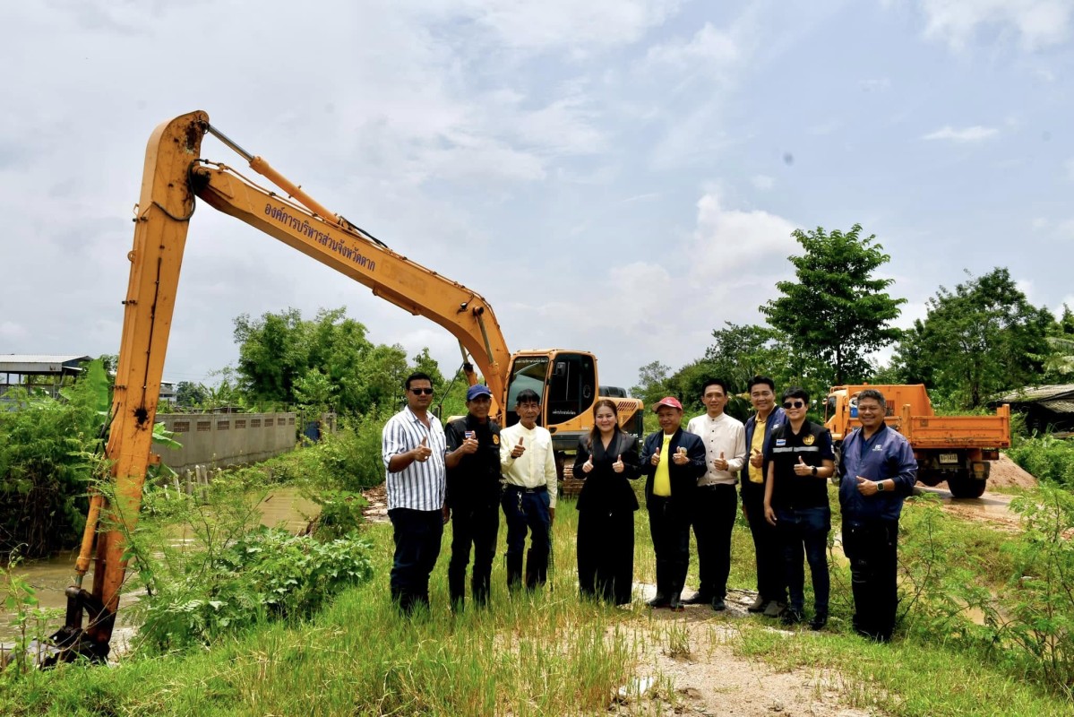 นายกจอย (นายก อบจ.ตาก) สนับสนุนเครื่องจักรกล ขุดลอกคลองบริเวณ ถนนแม่สอด-แม่ตาว 