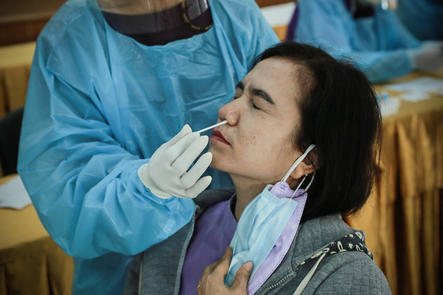 อบจ.ตาก ตรวจคัดกรองด้วยชุดตรวจ Atigen Test Kid (ATK) ให้แก่บุคลากรในสังกัด ตามนโยบาย นายก อบจ.ตาก เพื่อป้องกันการแพร่ระบาดของโรค covid-19