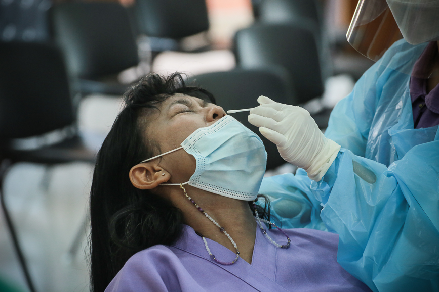 อบจ.ตาก ตรวจคัดกรองด้วยชุดตรวจ Atigen Test Kid (ATK) ให้แก่บุคลากรในสังกัด ตามนโยบาย นายก อบจ.ตาก เพื่อป้องกันการแพร่ระบาดของโรค covid-19