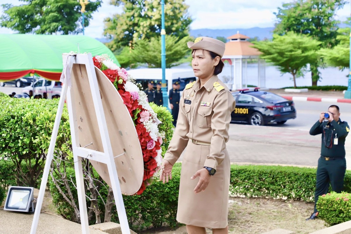 ร่วมวางพวงมาลาอนุสาวรีย์ จอมพล ถนอม กิตติขจร ณ สวนสาธารณะริมแม่น้ำปิง