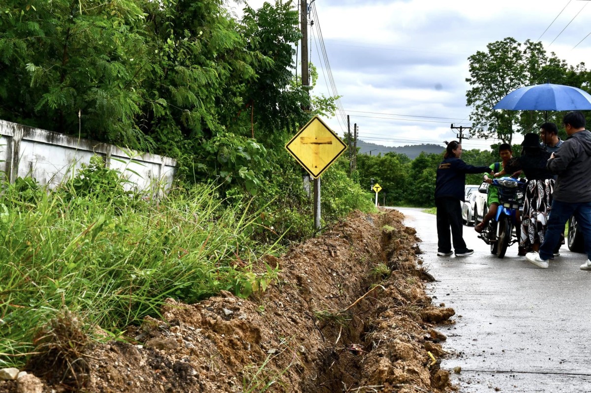 นายกจอย (นายก อบจ.ตาก) ลงพื้นที่ตรวจติดตามงานติดตั้งไฟฟ้าส่องสว่าง ในพื้นที่ ต.วังหิน อ.เมืองตาก 2 จุด งบประมาณรวม 959,000 บาท